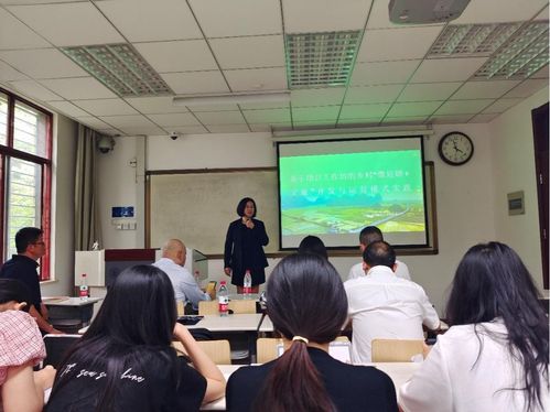 新媒體學(xué)院舉辦“創(chuàng)新點(diǎn)燃青春，創(chuàng)業(yè)領(lǐng)航卓越”主題培訓(xùn)活動(dòng)